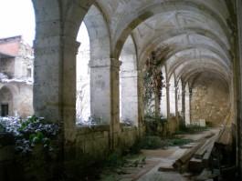 El antiguo monasterio y su claustro